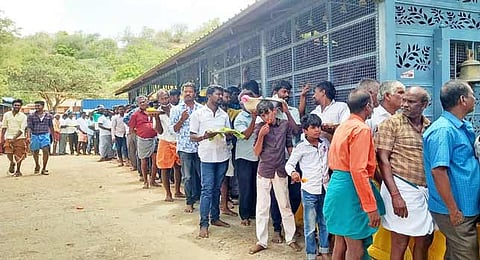சாமி தரிசனத்துக்காக நீண்ட வரிசையில் காத்திருந்த ஆண்கள்.