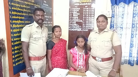  நடுவழியில் தவித்த சிறுமியை மீட்ட போலீசார் தாயிடம் ஒப்படைத்தனர்.