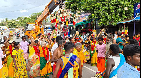 நாட்டறம்பள்ளி அருகே 3 கி.மீ. தூரம் அந்தரத்தில் பறந்து வந்து நேர்த்தி கடன் செலுத்திய பக்தர்.