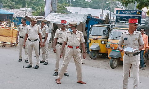 சேதராப்பட்டு பகுதியில் போலீசார் குவிக்கப்பட்டுள்ள காட்சி.