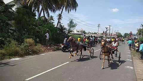 ரேக்ளா பந்தயத்தில் சீறிப்பாய்ந்த குதிரைகளை படத்தில் காணலாம்.