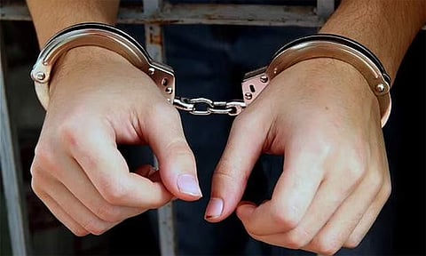 பண மோசடியில் ஈடுபட்ட பட்டதாரி வாலிபர் கைது