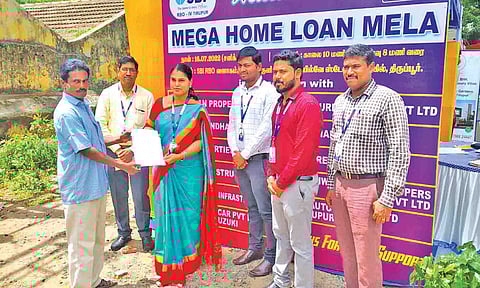 நிகழ்ச்சியில் வாடிக்கையாளர் ஒருவருக்கு மண்டல மேலாளர் புவனேஸ்வரி, கடன் முன் அனுமதி வழங்கிய காட்சி. அருகில் வங்கி அதிகாரிகள் உள்ளனர்.