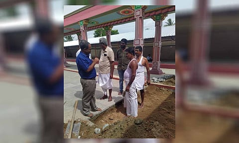 அறநிலைய துறை அதிகாரிகள் ஆய்வு மேற்கொண்ட போது எடுத்த படம்