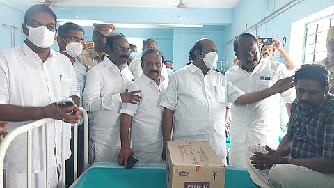 கள்ளக்குறிச்சி அரசு ஆஸ்பத்திரியில் சிகிச்சை பெறும் போலீசாரை அமைச்சர்கள் எ.வ.வேலு,அன்பில் மகேஷ் பொய்யாமொழி, சி.வெ. கணேசன் ஆகியோர் நேரில் சந்தித்து ஆறுதல் கூறினர்.