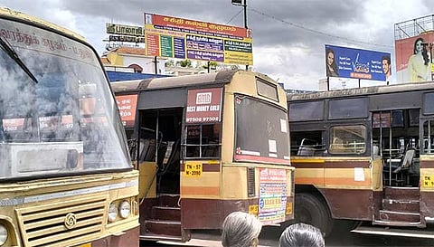 பஸ்நிலையத்தில் காட்சி பொருளாக நிறுத்தப்பட்டுள்ள டவுன் பஸ்கள்.