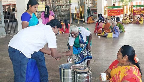 பக்தர்களுக்கு கூழ் வழங்கப்பட்டது