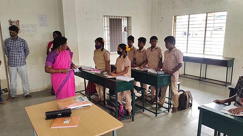 கடலூர் துறைமுகம் நடுநிலை பள்ளியை மாநகராட்சி மேயர் சுந்தரி ராஜா நேரில் சென்று ஆய்வு செய்தார்.