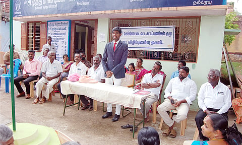 இலவச சட்டவிழிப்புணா்வு முகாமில் நீதிபதி சுனில்ராஜா பேசியபோது எடுத்தபடம்.