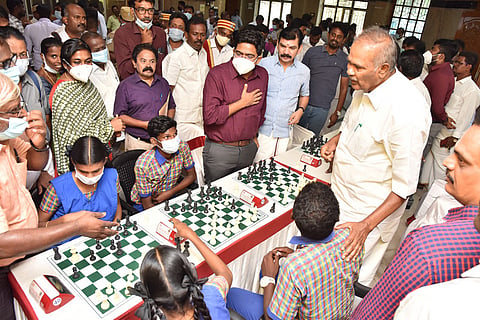 செஸ் ஒலிம்பியாட் விழிப்புணர்வு போட்டியை சபாநாயகர் அப்பாவு தொடங்கி வைத்து பார்வையிட்ட காட்சி.