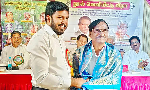 மறைமலை அடிகளார் பேரன் தாயுமானவனுக்கு ஷா நவாஸ் எம். எல்.ஏ. சால்வை அணிவித்து வரவேற்றார்.