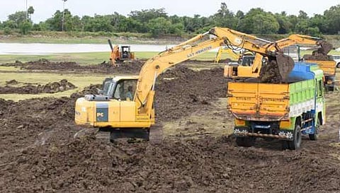 ஏரி, குளங்களில் வண்டல் மண் எடுத்து செல்ல லாரிகளை அனுமதிக்க விவசாயிகள் கோரிக்கை