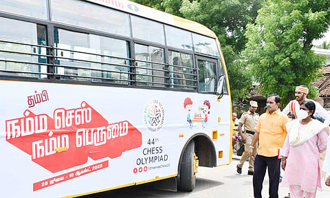 இலச்சினை மற்றும் சின்னத்தினை அச்சிட்ட பள்ளி, கல்லூரி வாகனங்களை கலெக்டர் லலிதா கொடியசைத்து தொடங்கி வைத்து பார்வையிட்டார்.