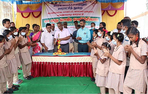 வாலாஜா ஒன்றியம் வாணாபாடி ஊராட்சியில் 44 வது செஸ் ஒலிம்பியாட் போட்டி குறித்த விழிப்புணர்வு நிகழ்ச்சியை கலெக்டர் பாஸ்கர பாண்டியன் தொடங்கி வைத்த காட்சி.