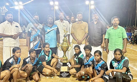 வெற்றி பெற்ற பெண்கள் அணியினருக்கு பரிசு மற்றும் சுழற்கோப்பை வழங்கப்பட்டது.