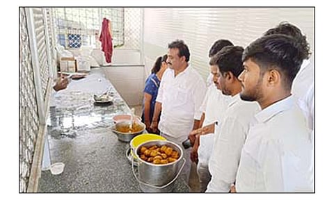 ஓசூர் பஸ்நிலையம் -அம்மா உணவகத்தில் மேயர் சத்யா அதிரடி ஆய்வு