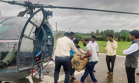 ஹெலிகாப்டரில் உணவுப் பொருட்கள் எடுத்து செல்லப்படும் காட்சி