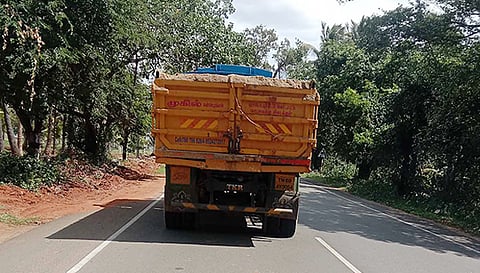 மணல் ஏற்றிச்செல்லும் லாரி.
