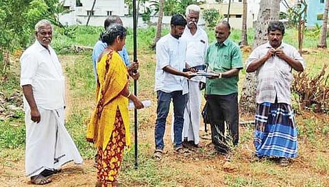 பொத்தனூர் பேரூராட்சி பகுதியில் உள்ள கோவில்களுக்கு சொந்தமான நிலம் அறநிலைத்துறை சர்வேயர்கள் மூலம் அளந்தபோது எடுத்த படம் .