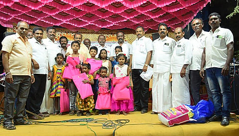 மாணவர்களுக்கு சீருடை வழங்கப்பட்ட காட்சி.