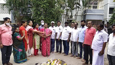 தார்சாலை அமைக்க பூமி பூஜையை கவுன்சிலர் ராஜேஸ்வரி தினகரன் தொடங்கி வைத்த காட்சி. அருகில் வார்டு செயலாளர் வெள்ளிசீனி உள்ளார்.