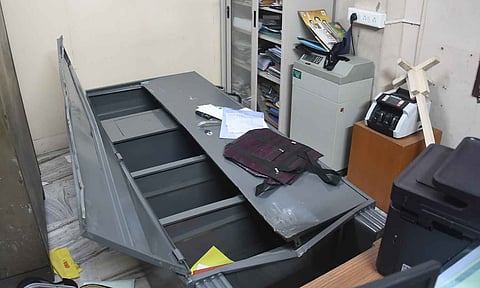 அ.தி.மு.க. அலுவலகம் அலங்கோலமாக காட்சி அளித்தது- முக்கிய ஆவணங்கள் மாயம்