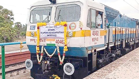 நாகை-வேளாங்கண்ணி இடையே இயக்கப்பட்ட ரெயில்.