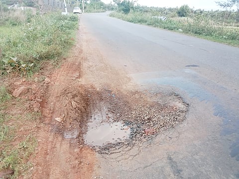 சேதமான சாலையை படத்தில் காணலாம். 