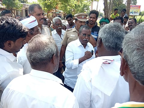 சாலை மறியலில் ஈடுபட்ட கிராம மக்களிடம் தாசில்தார் சிவா. கார்த்திகேயன் இன்ஸ்பெக்டர் சந்திரன் ஆகியோர் பேச்சுவார்த்தை நடத்தினர்.