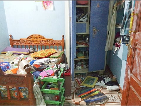 வீட்டின் கதவை உடைத்து நகை-பணம் கொள்ளை