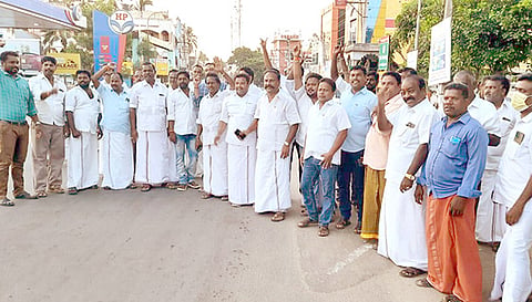 அ.தி.மு.க நகர செயலாளர் வினோத் தலைமையில் பட்டாசு வெடித்து கொண்டாடப்பட்டது.