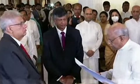 இலங்கை புதிய பிரதமராக தினேஷ் குணவர்த்தன பதவி ஏற்றார்
