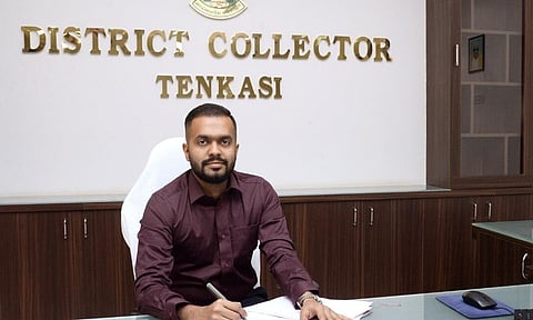 கலெக்டர் ஆகாஷ்.