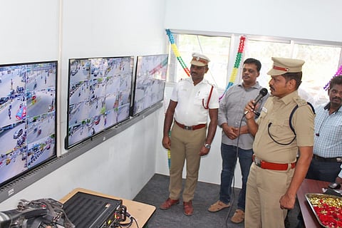 சி.சி.டி.வி. காமிரா இயக்கத்தை தொடங்கி வைத்து ஆய்வு செய்த துணை கமிஷனர் சீனிவாசன்.