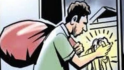 வீட்டின் கதவை உடைத்து நகை திருட்டு