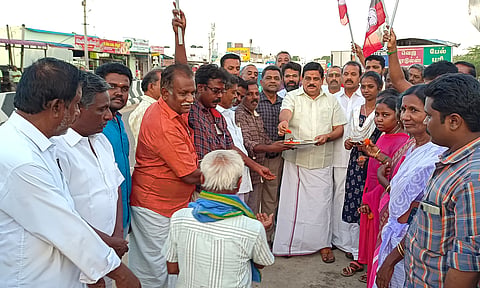உடுமலை கே.ராதாகிருஷ்ணன் பொதுமக்களுக்கு இனிப்பு வழங்கிய காட்சி.
