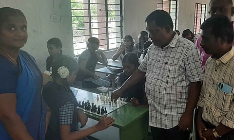 பள்ளி தலைமை ஆசிரியர் பழனிச்சாமி போட்டிகளை துவக்கி வைத்த காட்சி.