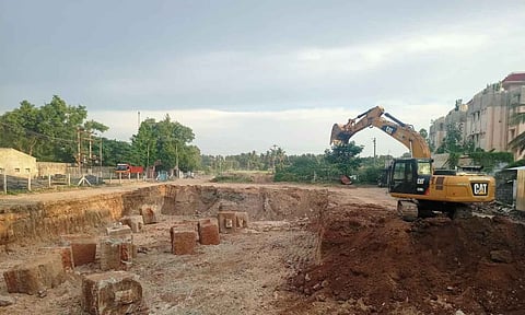 வணிக வளாகம் கட்டும் பணி தொடங்கியதை படத்தில் காணலாம். 