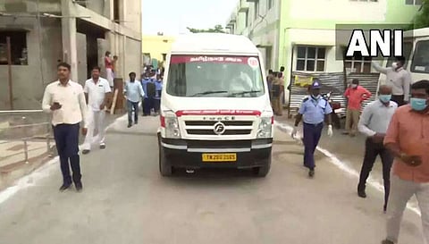 உயிரிழந்த பள்ளி மாணவி ஸ்ரீமதியின் உடல் பெற்றோரிடம் ஒப்படைப்பு