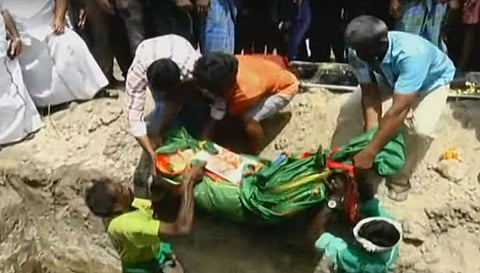 கண்ணீர் மல்க விடைகொடுத்த உறவினர்கள்- மாணவி ஸ்ரீமதியின் உடல் சொந்த ஊரில் நல்லடக்கம்