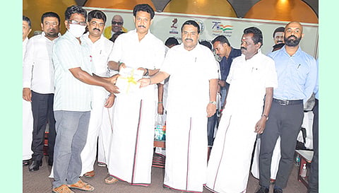 விழாவில் அமைச்சர்கள் ராஜகண்ணப்பன், அன்பில் மகேஷ்பொய்யாமொழி ஆகியோர் பயிற்சி பெற்றவர்களுக்கு வயது வந்தோர் கல்வி திட்ட அடிப்படை எழுத்தறிவு சான்றிதழ் வழங்கினர். அருகில் கலெக்டர் ஜானிடாம்வர்கீஸ், நவாஸ்கனி எம்.பி., எம்.எல்.ஏ.க்கள் காதர்பாட்சா முத்துராமலிங்கம், முருகேசன் உள்ளனர்.