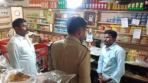 கொள்ளை நடந்த பேக்கரியில் போலீசார் விசாரணை நடத்திய காட்சி. 