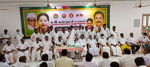 கூட்டத்தில் முன்னாள் அமைச்சர் எம்.சி.சம்பத் பேசினார்.