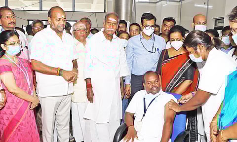 கதிர்காமம் அரசு மருத்துவக் கல்லூரியில் கொரோனா தடுப்பூசி சிறப்பு முகாமை முதல்-அமைச்சர் ரங்கசாமி தொடங்கி வைத்த காட்சி. அருகில் கே.எஸ்.பி.ரமேஷ் எம்.எல்.ஏ. உள்ளார்.