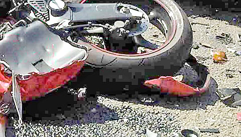 மோட்டார் சைக்கிள் மோதி வாலிபர் பலி