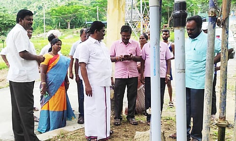 ஜோலார்பேட்டை அருகே மயில் பாறை முருகன் கோவிலில் பக்தர்களுக்கு கழிப்பிட வசதி மற்றும் குளியலறை வசதி ஏற்படுத்த தேவராஜி எம்.எல்.ஏ. ஆய்வு செய்த காட்சி.