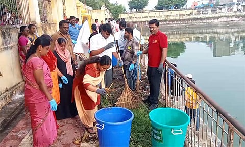 காஞ்சிபுரம் சர்வ தீர்த்த குளம் தூய்மைப்படுத்தும் பணி- மாநகராட்சி மேயர் துவக்கி வைத்தார்