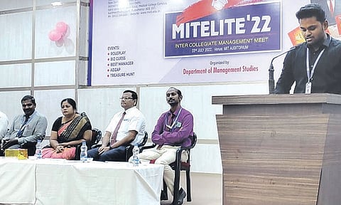 கலிதீர்த்தாள்குப்பம் மணக்குள விநாயகர் என்ஜினீயரிங் கல்லூரியில் கருத்தரங்கம் நடந்த காட்சி.