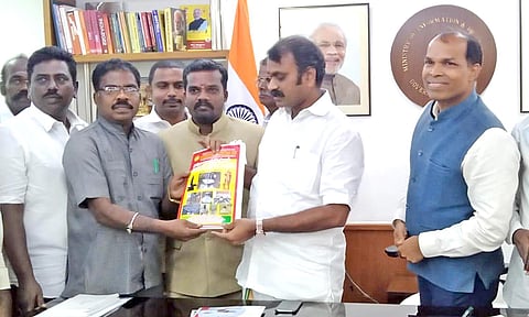 மத்திய இணை அமைச்சர் எல். முருகனிடம் மனு அளிக்கப்பட்டது.