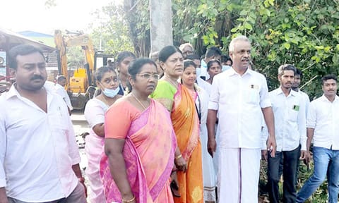 அரியாண்டிகுளம் தூய்மை பணியை நகரமன்ற தலைவர் புகழேந்தி தொடக்கி வைத்தார். 